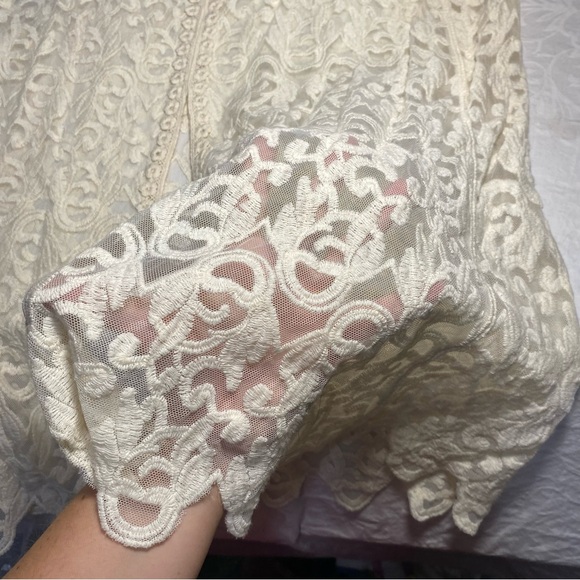 Capri Sioni Embroidered Mesh Tank L with Slit Halfway Up the Back Beige Large - Picture 6 of 13